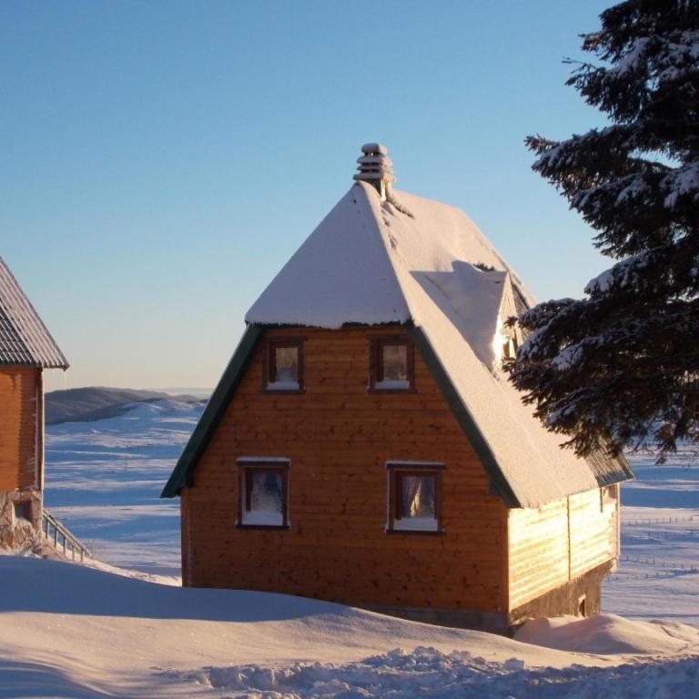 Family Farm Apartments - Two-Bedroom Log-House - 26