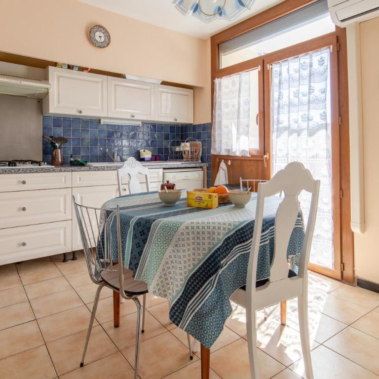 Spacious air conditionned apartment with balcony - Appartement - 4