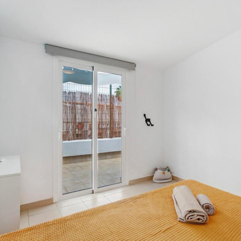 Garden Kid Friendly Apartment - Three-Bedroom House - 24