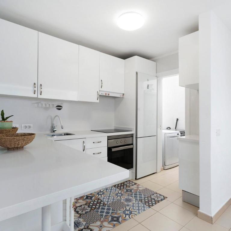 Garden Kid Friendly Apartment - Three-Bedroom House - 9