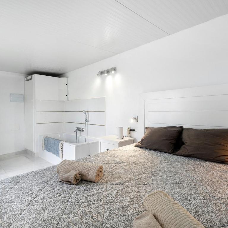 Garden Kid Friendly Apartment - Three-Bedroom House - 16