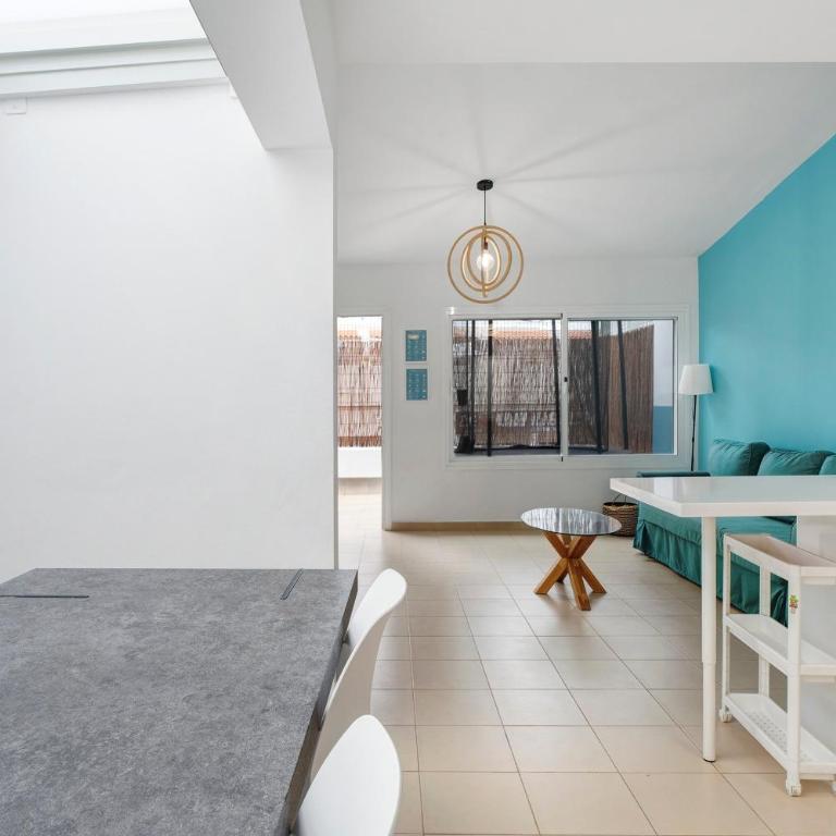 Garden Kid Friendly Apartment - Three-Bedroom House - 12