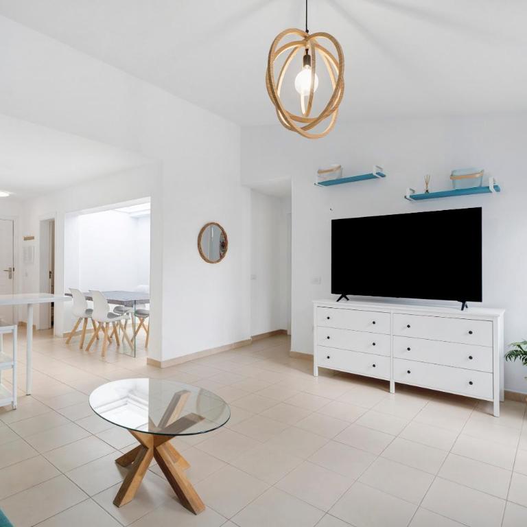 Garden Kid Friendly Apartment - Three-Bedroom House - 6