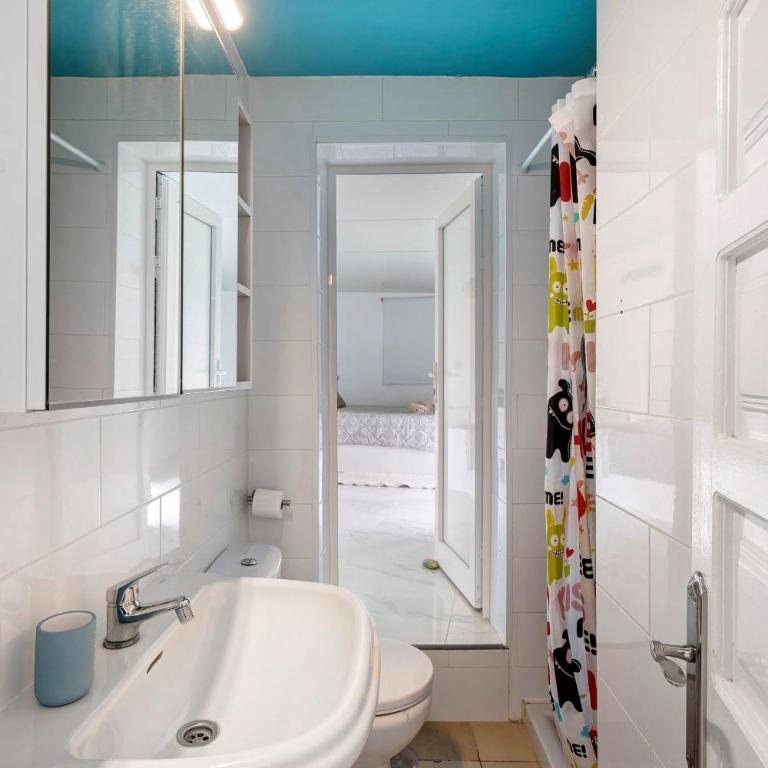 Garden Kid Friendly Apartment - Three-Bedroom House - 26