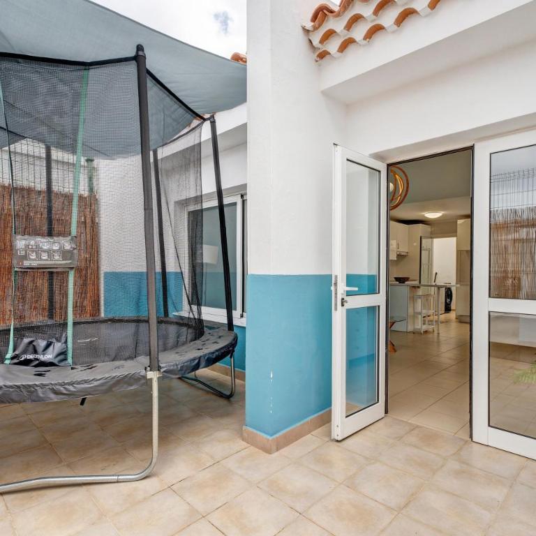Garden Kid Friendly Apartment - Three-Bedroom House - 28