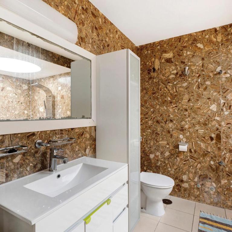Garden Kid Friendly Apartment - Three-Bedroom House - 21