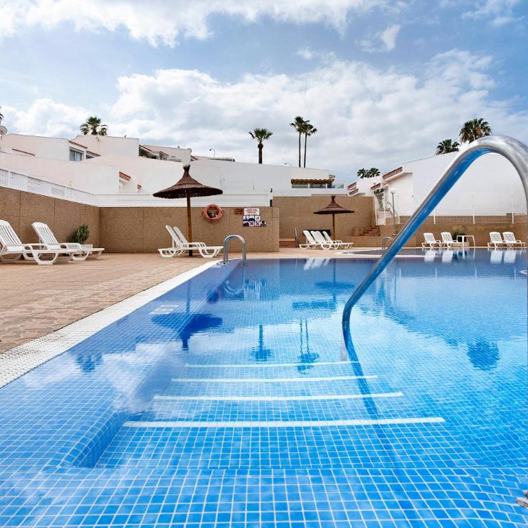 Garden Kid Friendly Apartment - Three-Bedroom House - 35