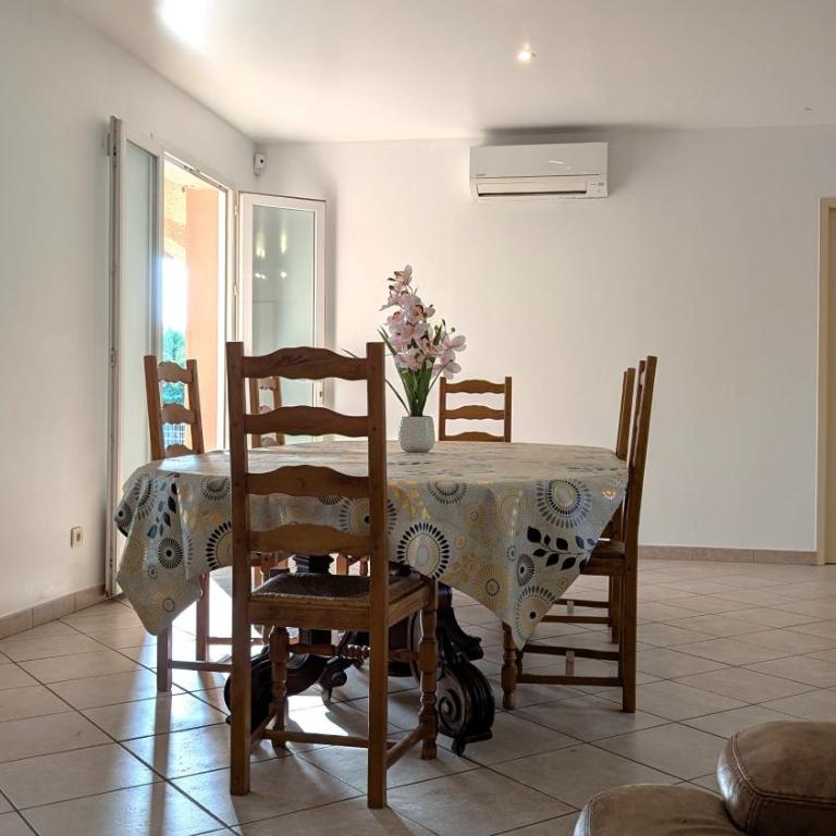 Villa spacieuse avec piscine privée et terrain de pétanque - Villa - 8