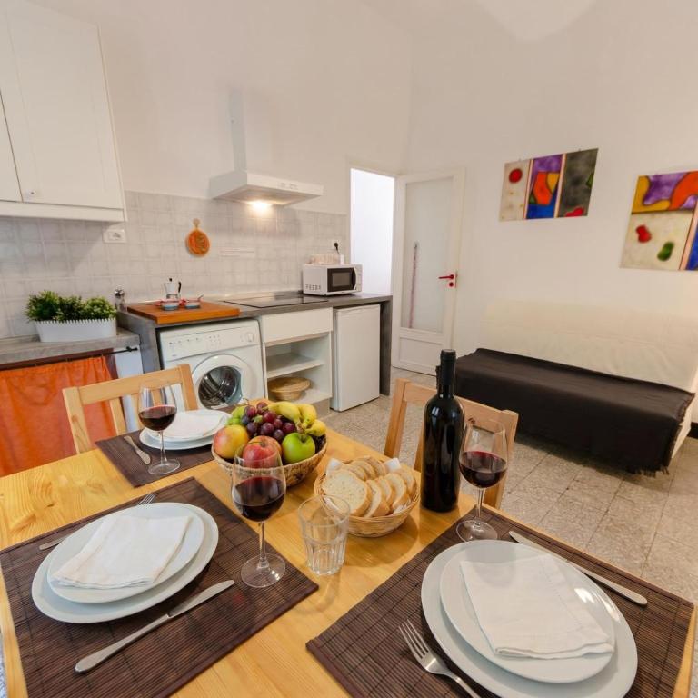 Monterosso Apartments - One Bedroom Apartment with Private Garden - 2