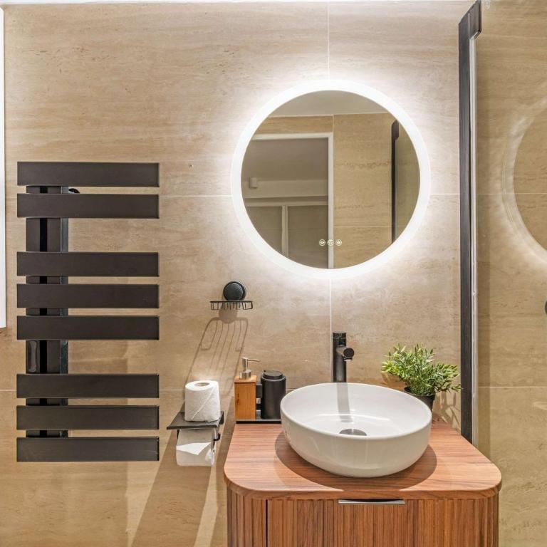Sublim suite Marais with AC - Studio Lit Queen-Size - 4