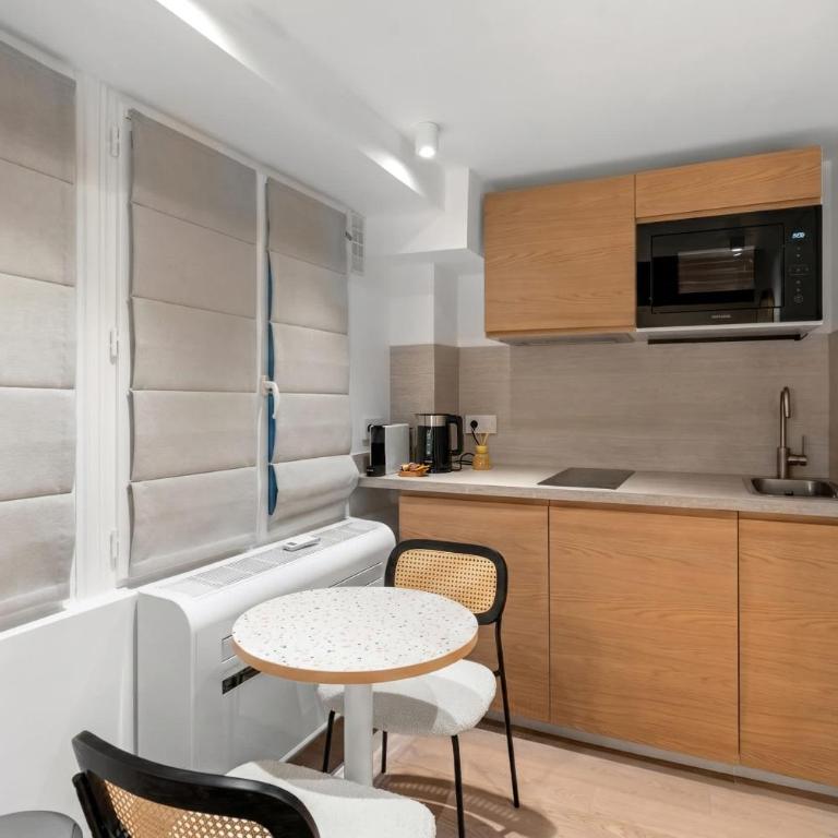Sublim suite Marais with AC - Studio Lit Queen-Size - 3