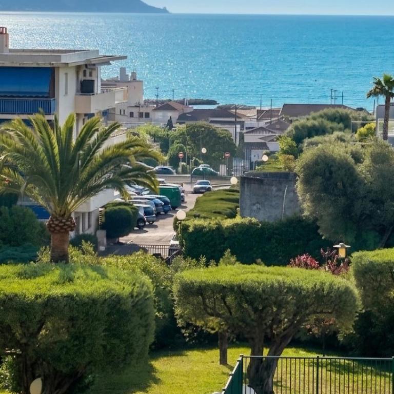 Rare appartement jardin privatif 130m2 piscine parking 6 à 8 personnes Antibes - Three-Bedroom Apartment with View - 12