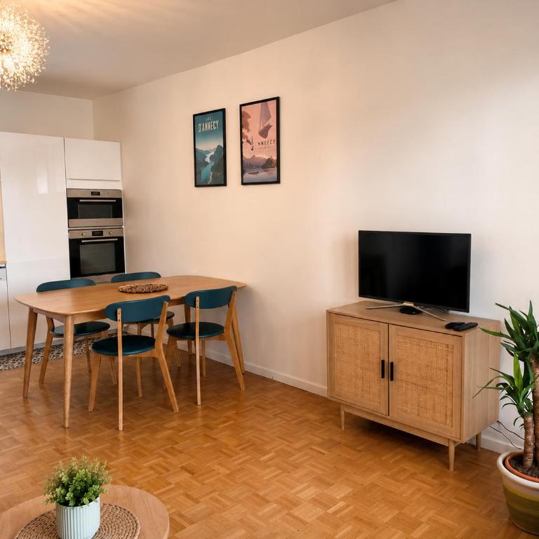 T3 Hypercentre Annecy - Lac & Garage - Tout à pied - Two-Bedroom Apartment - 4