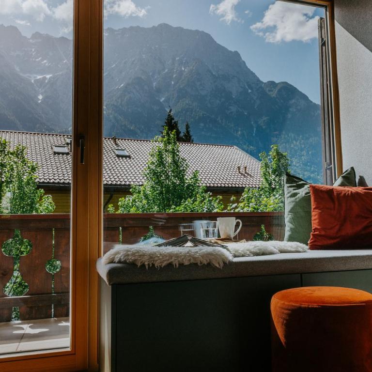 Die Karwendelsuite - 5 Sterne FeWo mit bestem Bergblick, zentrumsnah & ruhig gelegen, familienfreundlich - Two-Bedroom Apartment - 1