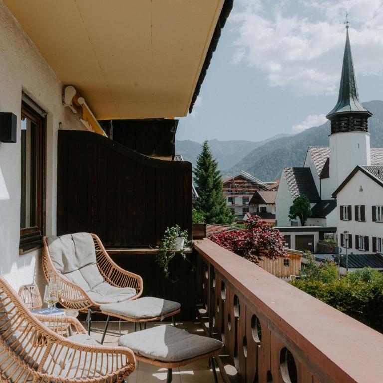 Die Karwendelsuite - 5 Sterne FeWo mit bestem Bergblick, zentrumsnah & ruhig gelegen, familienfreundlich - Two-Bedroom Apartment - 6