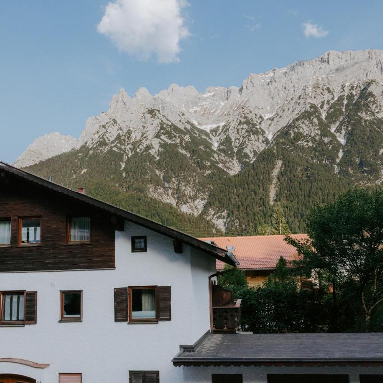 Die Karwendelsuite - 5 Sterne FeWo mit bestem Bergblick, zentrumsnah & ruhig gelegen, familienfreundlich - Two-Bedroom Apartment - 67