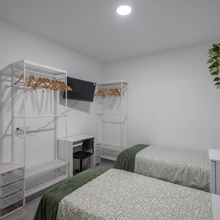 Mol-Terrace, En-Suite Bathroom, Fridge & TV - Camera Doppia con Letti Singoli - 3