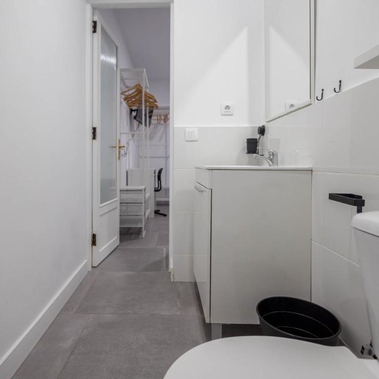Mol-Terrace, En-Suite Bathroom, Fridge & TV - Camera Doppia con Letti Singoli - 2