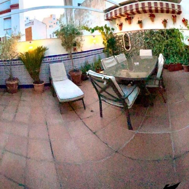 Maravilloso apartamento céntrico de 70m2, jardín propio 40m2 con piscina para niños y parking opcional - Apartamento de 1 dormitorio - 3