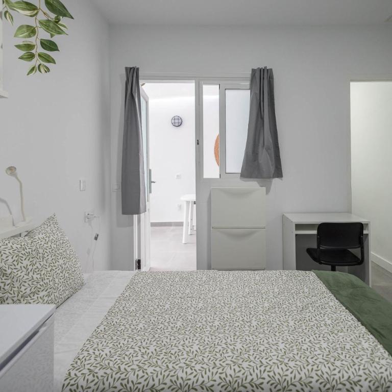 Mol-Terrace, En-Suite Bathroom, Fridge & TV - Camera Doppia con Letti Singoli - 4