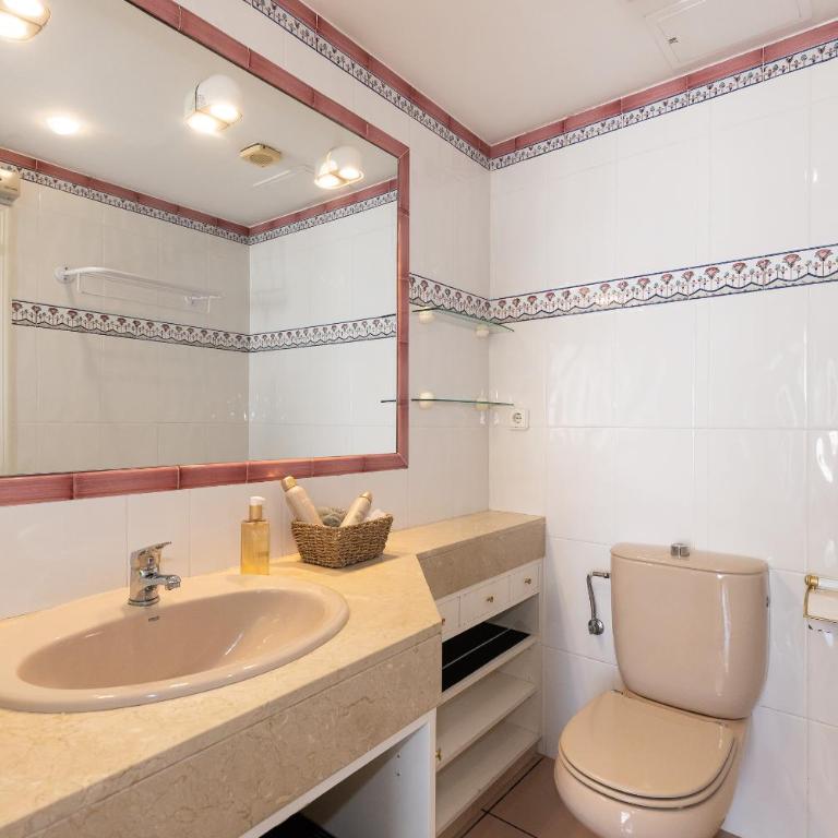 UHC Center Family Apartments - Penthouse - 14