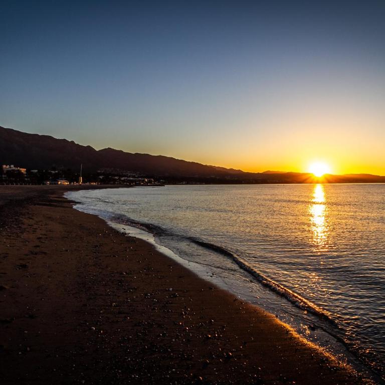MARBELLA BANUS SUITES - Newly Renovated Premium 2BR-2BA Apartment - Steps to the Beach & El Corte Ing Luxury Shoop - Balcony with Pool Views - Prime Puerto Banús Location - Ideal for Families - Marina Banús IV Complex - Two-Bedroom Apartment with Pool View - 50
