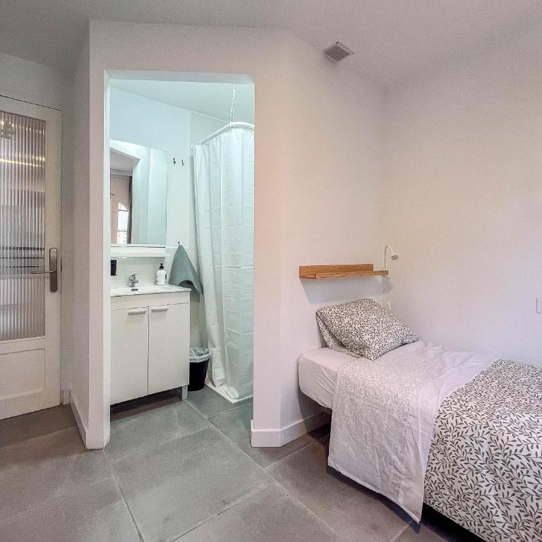 Mol-Terrace, En-Suite Bathroom, Fridge & TV - Camera Singola con Bagno Privato - 6
