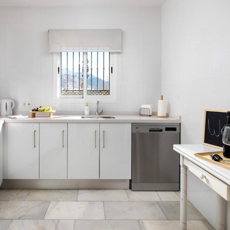 Casa Alborán with Jacuzzi, Billiard, BBQ and Sea View - Four-Bedroom House - 10