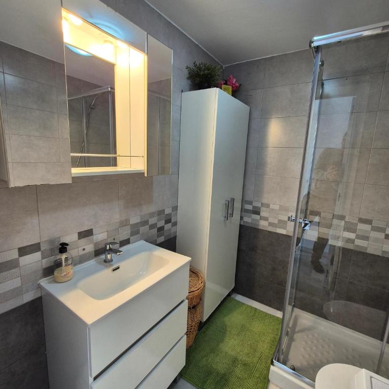 Apt Erisa en Torremolinos dos min de la playa, Puerto Marina - Casa de 2 dormitorios - 13