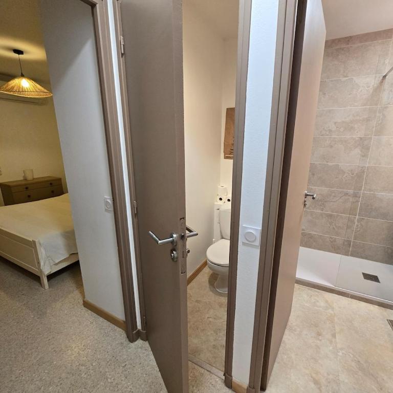 L'Instant Bleu - apartment with AC, WiFi, and parking - One-Bedroom Apartment with Garden View - 2