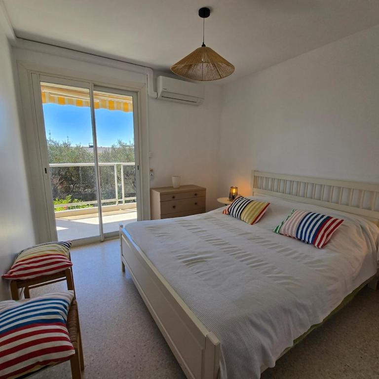 L'Instant Bleu - apartment with AC, WiFi, and parking - One-Bedroom Apartment with Garden View - 3