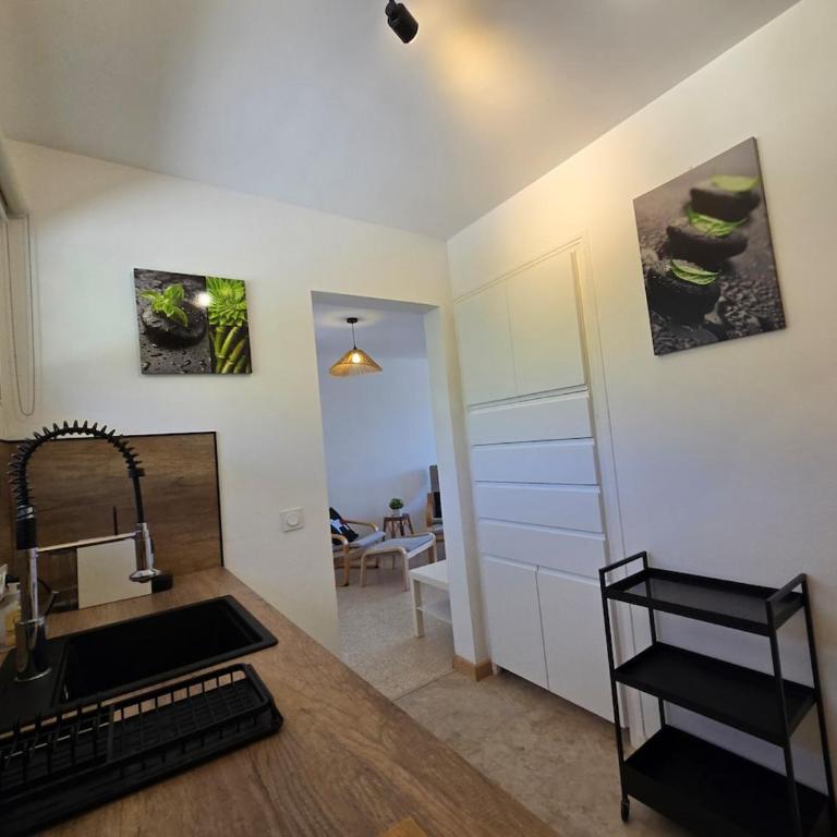 L'Instant Bleu - apartment with AC, WiFi, and parking - One-Bedroom Apartment with Garden View - 5