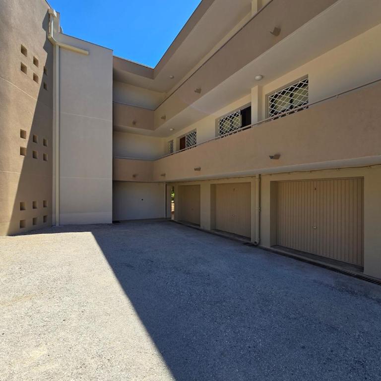 L'Instant Bleu - apartment with AC, WiFi, and parking - One-Bedroom Apartment with Garden View - 11