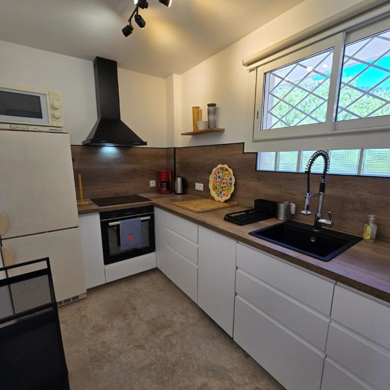 L'Instant Bleu - apartment with AC, WiFi, and parking - One-Bedroom Apartment with Garden View - 12