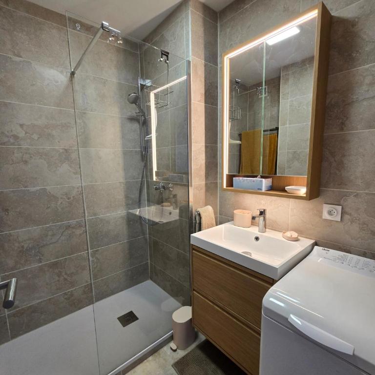 L'Instant Bleu - apartment with AC, WiFi, and parking - One-Bedroom Apartment with Garden View - 14