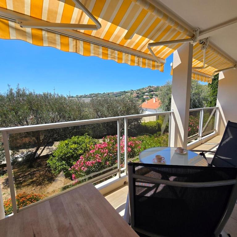 L'Instant Bleu - apartment with AC, WiFi, and parking - One-Bedroom Apartment with Garden View - 16
