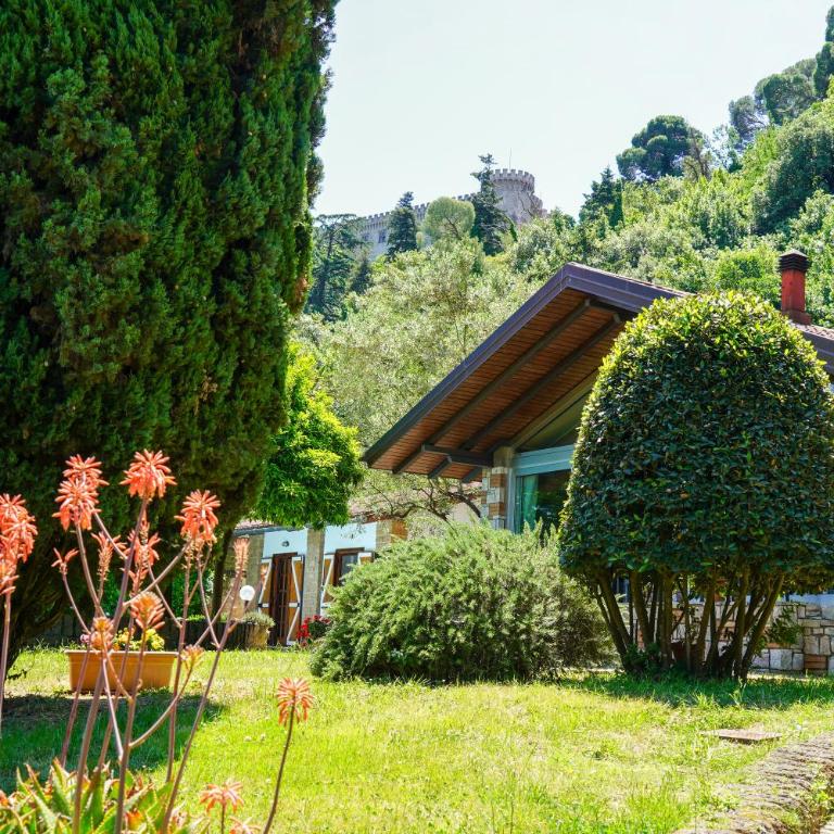 Cozy Villa with Pool & Lake Castle View - Villa - 16