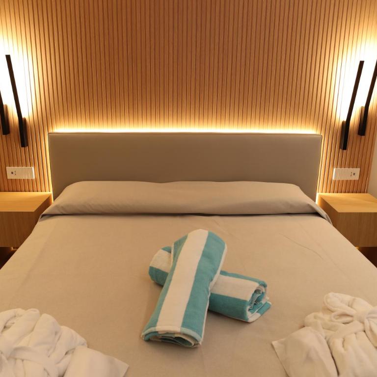Villa Helena - Deluxe Double or Twin Room with Terrace and External Spa Bath - 21