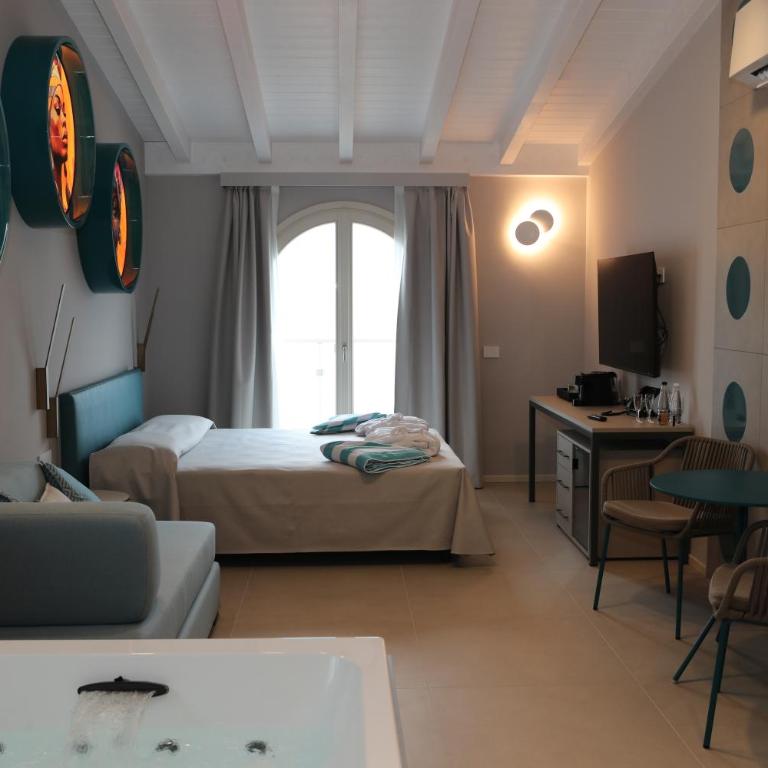 Villa Helena - Deluxe Double or Twin Room with Balcony and Internal Spa Bath - 19