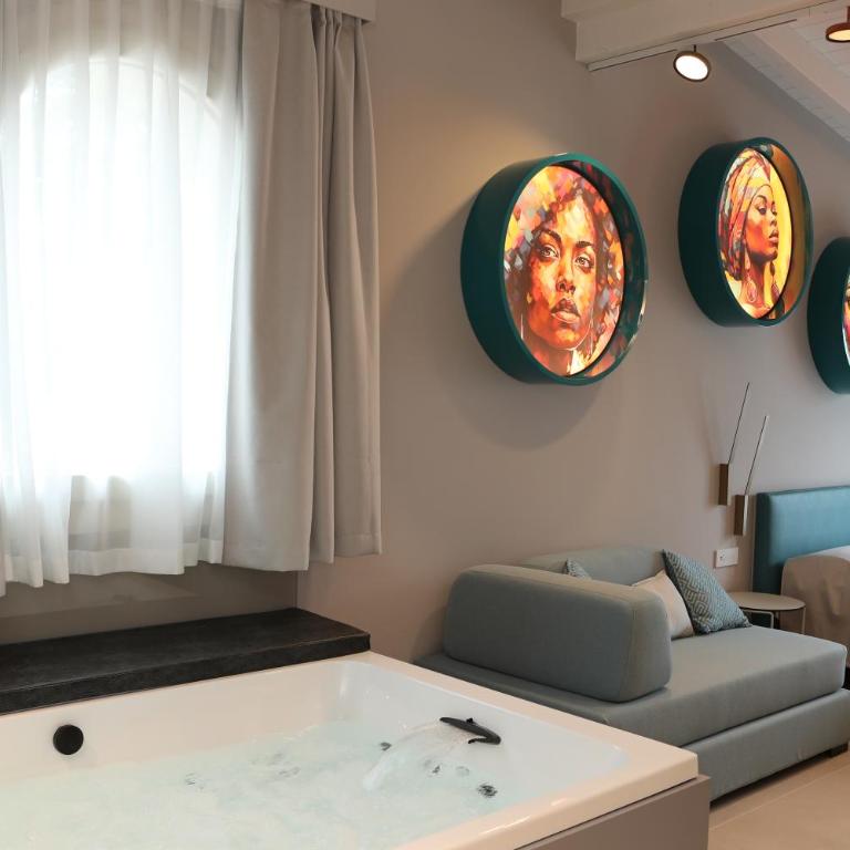 Villa Helena - Deluxe Double or Twin Room with Balcony and Internal Spa Bath - 22