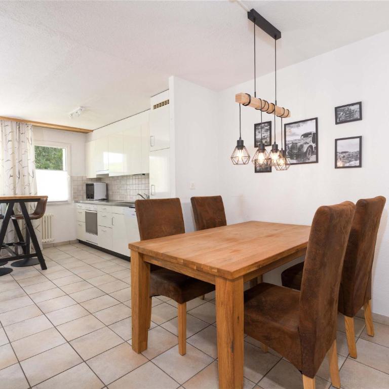 Bright 2BR Davos Apt with Parking and Balcony - Apartment - 4