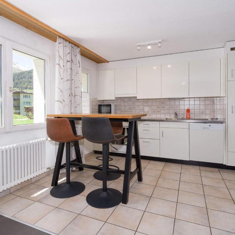 Bright 2BR Davos Apt with Parking and Balcony - Apartment - 10