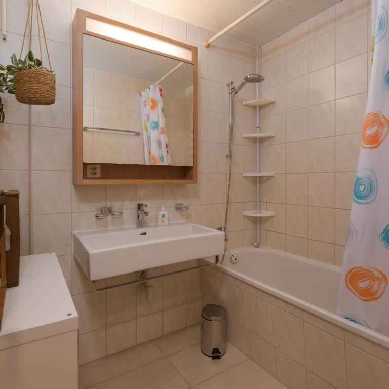 Bright 2BR Davos Apt with Parking and Balcony - Apartment - 24