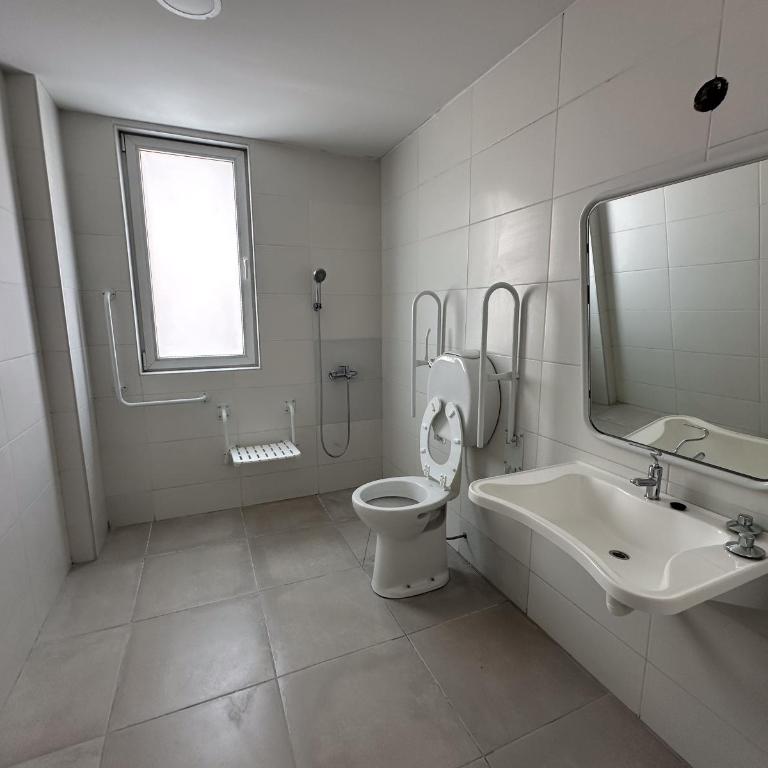 Ramada Residences by Wyndham Puerto Madryn CQ Gales - One-Bedroom King Apartment - Mobility Accessible with Sofa Bed/Non-Smoking - 9