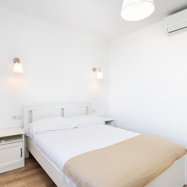 Home2Book Spacious Apartment with Private Parking - Two-Bedroom Apartment - 8