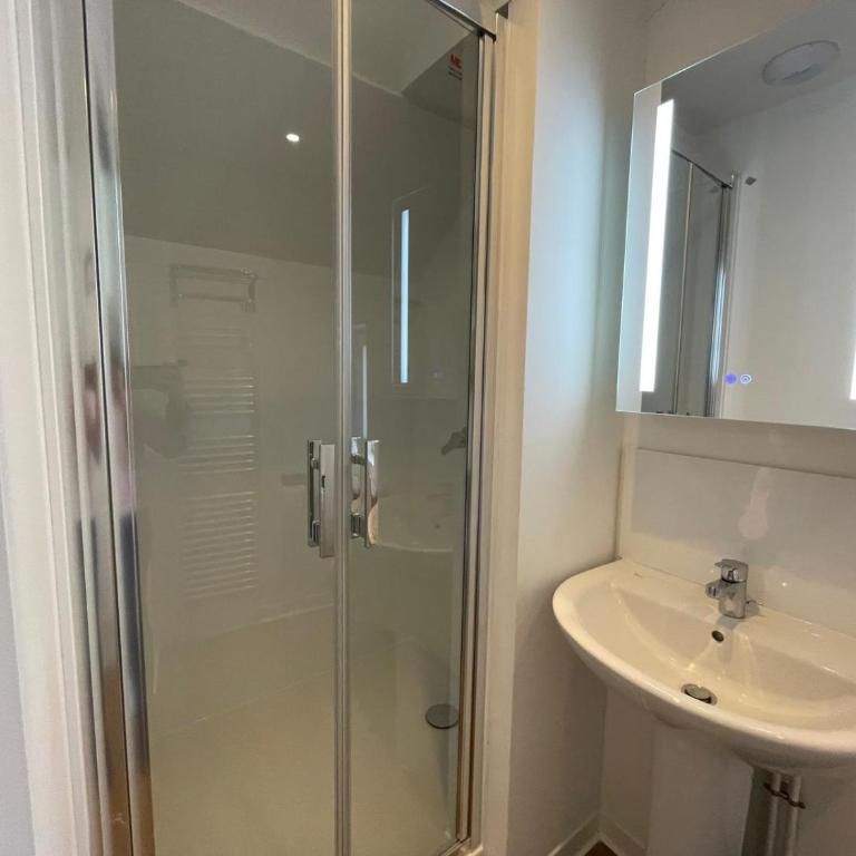 Villa Vermillon Boutique Apartments, Refined 1- & 2-Bedroom Apartments & Studio, Newly Renovated, Fully Equipped, Premium Bedding, City Centre, Train Station, Private Parking, Set in a Historic Hôtel Particulier - Appartement 1 Chambre avec Terrasse - 2