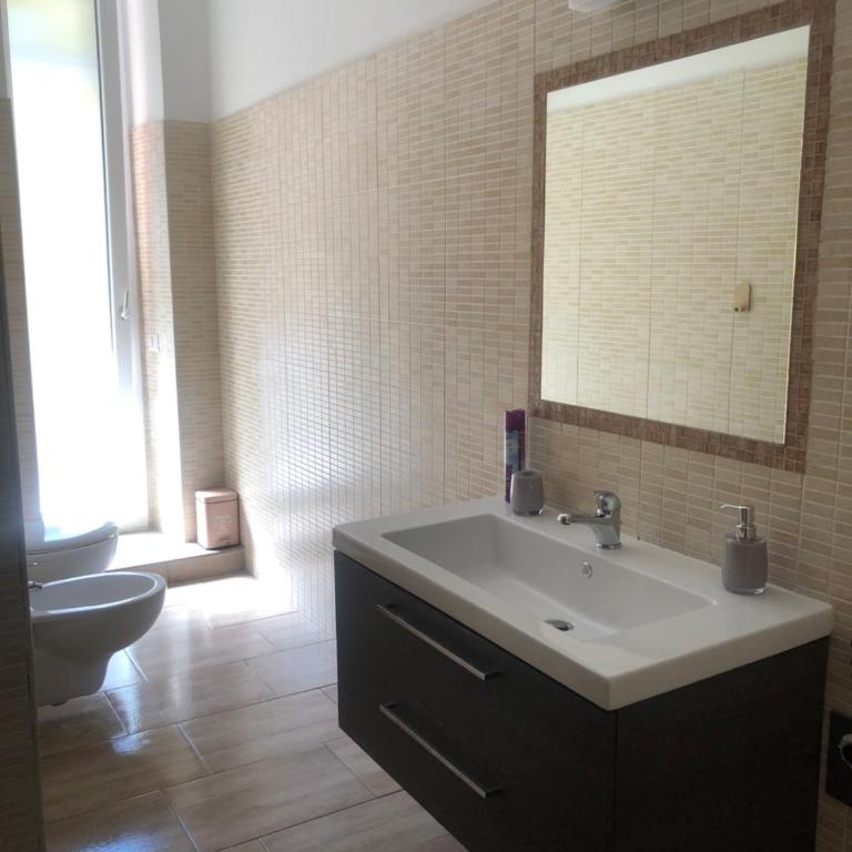 Galilei , Cagliari centro - Camera Matrimoniale Standard con Bagno in Comune - 1