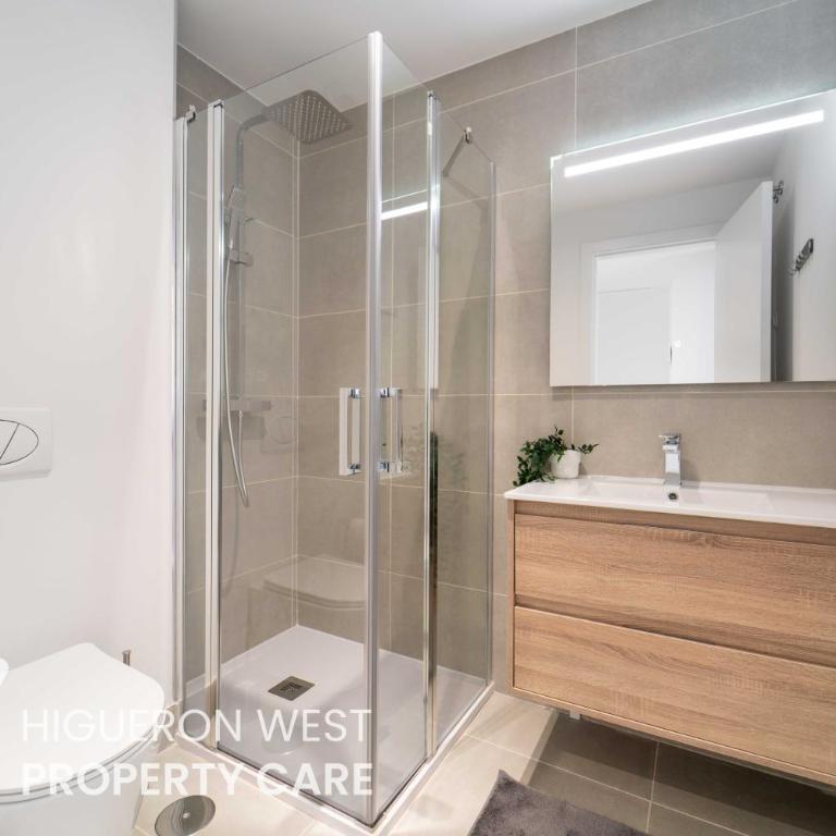 Private Garden Apartment - Pool Access and Terrace Near Carvajal Beach, Fuengirola - Appartement 3 Chambres - 8