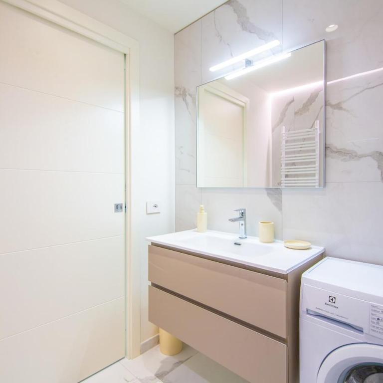 Luxury Apartment with 2 Bedrooms, 2 Bathrooms, 6 Guests - Appartamento Deluxe con 2 Camere da Letto e Balcone - 21