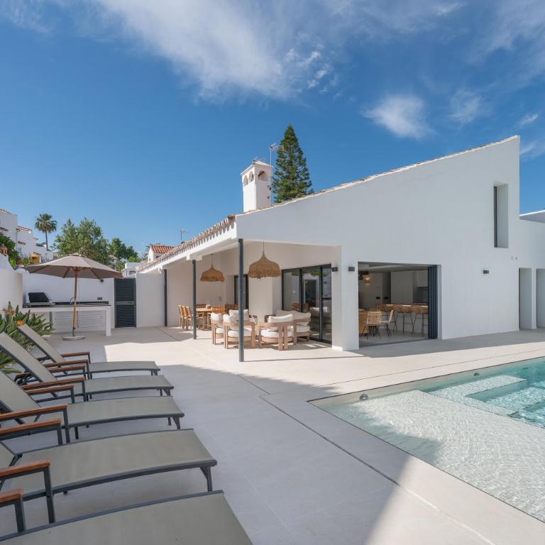 Beachside Villa 8 Ensuite 2 Private Pools - Villa - 23